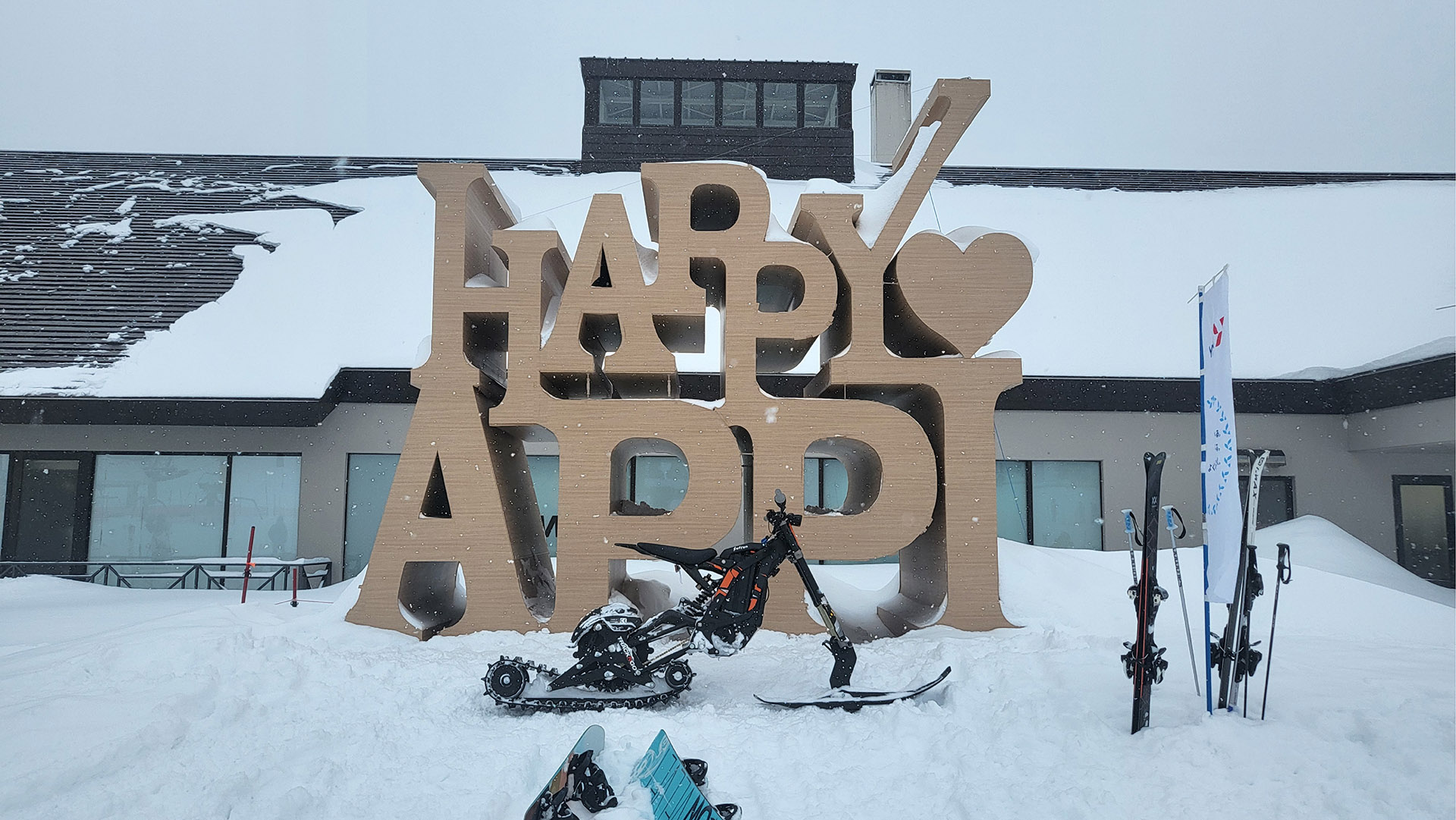 雪山とバイク